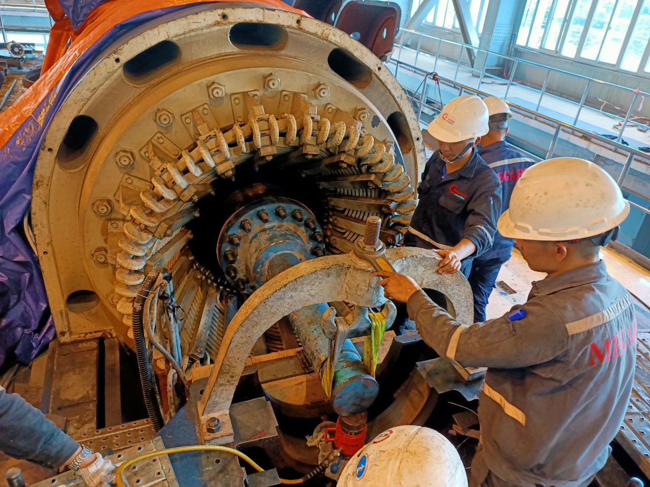 Overhauling turbines and generators