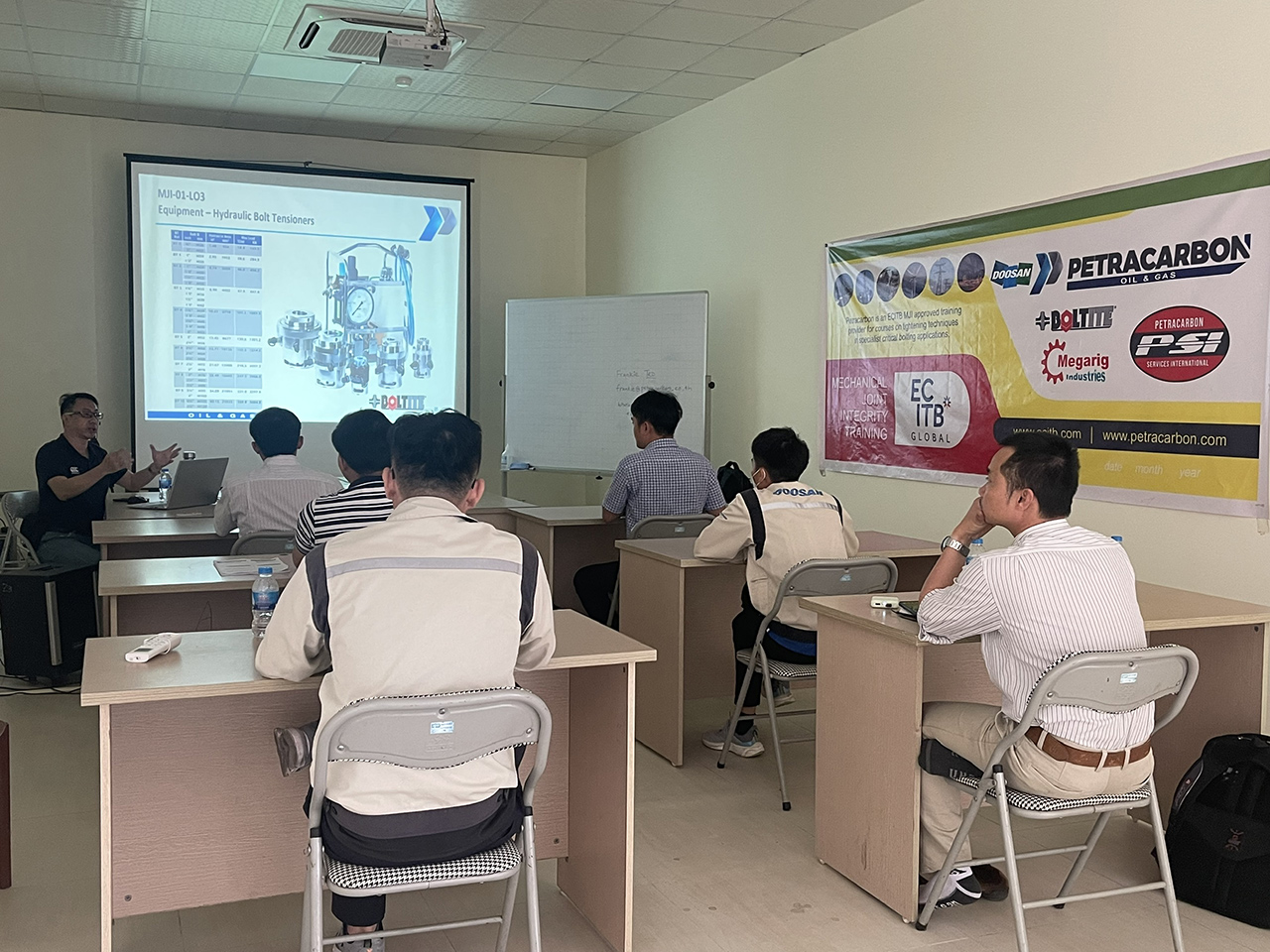 Petracarbon phối hợp cùng với Megarig Industries đào tạo, cấp chứng chỉ ECITB cho nhân viên Doosan